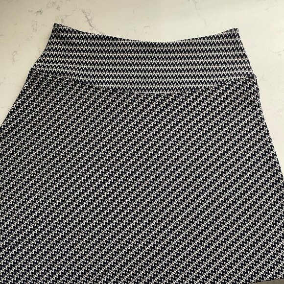 Gilmour Casual Pull On Fit & Flare Poly Blend Zig Zag Print Skirt Navy Tan Sz S - Picture 5 of 8
